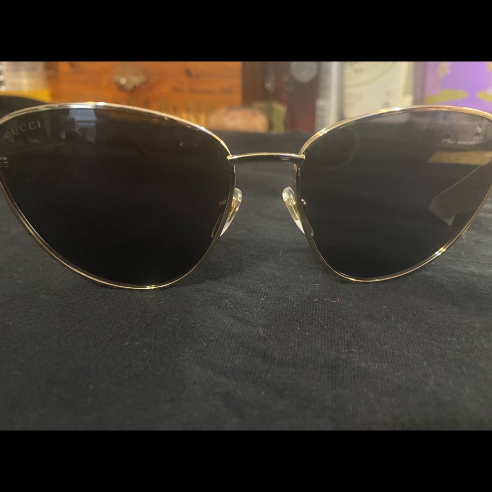 New Gucci sunglasses gold very stylish